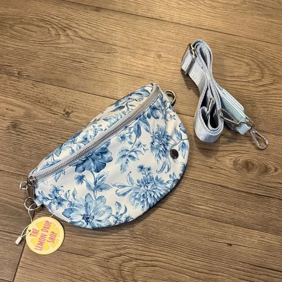 🆕 Gorgeous Lemondrop Shop Blue Floral Crossbody Belt Bag. NWT!💥💥 - Picture 1 of 4